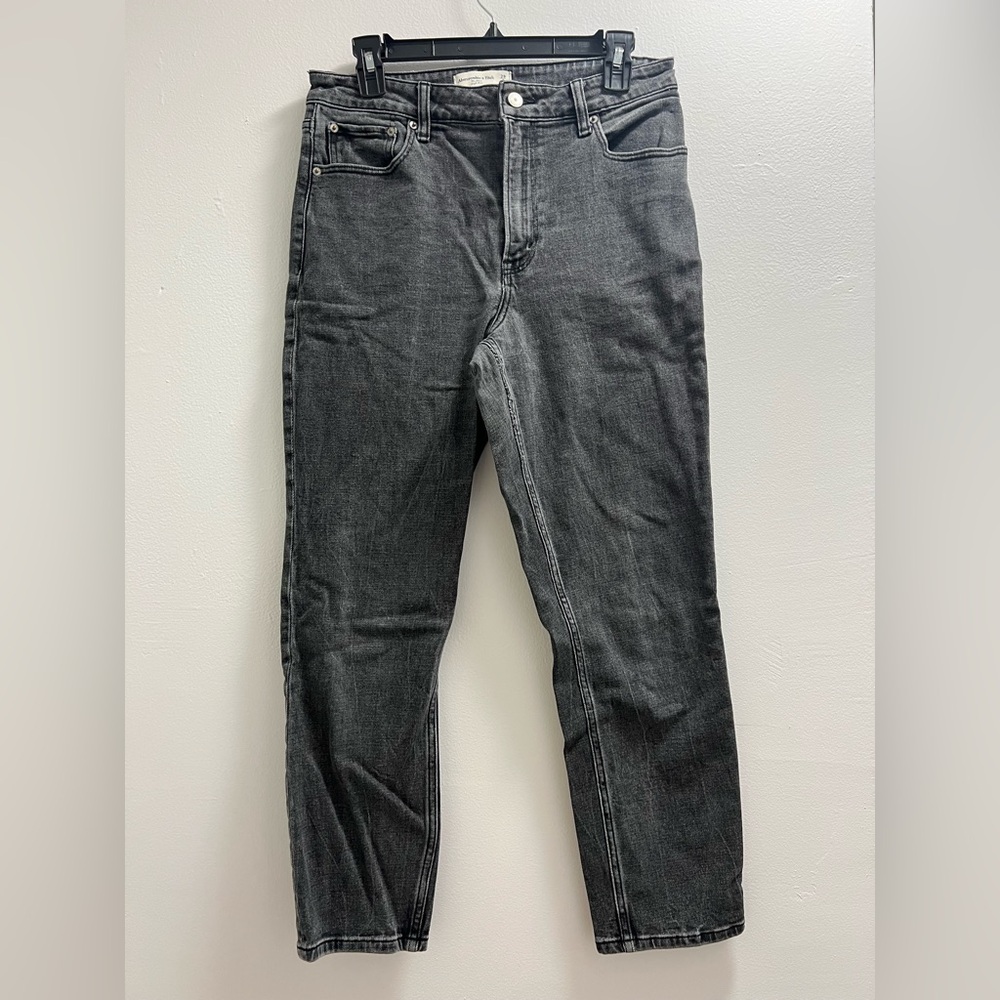 A+F The Mom High Rise Curve Love Jeans